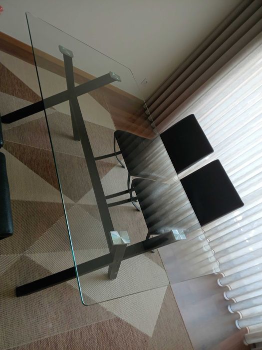 Mesa de jantar em vidro mais 4 cadeiras