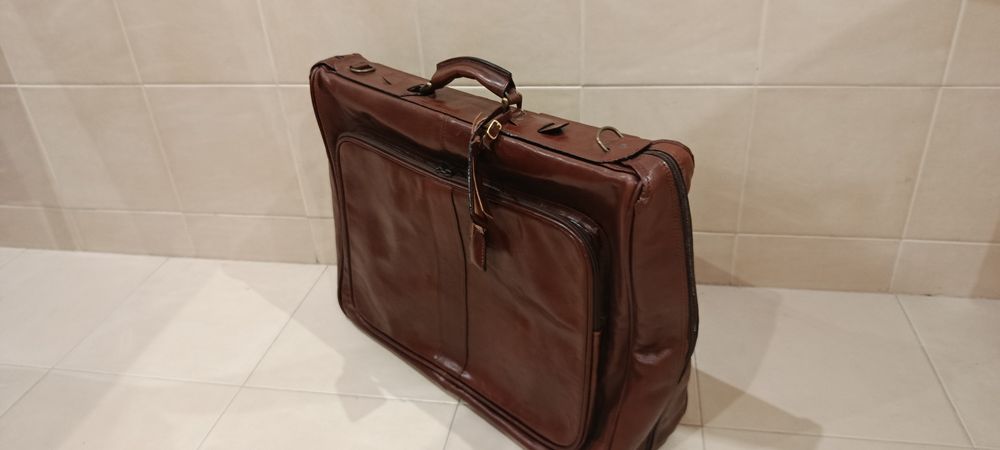 Porta fatos em pele genuína