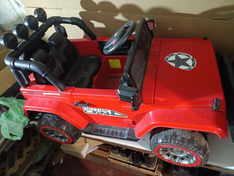 Детячий електромобіль з пультом керування