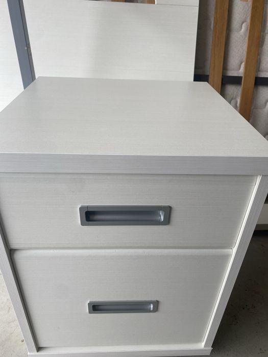 Conjunto para quarto (mesa de cabeceira+colchão+estrado+cama+2carpetes