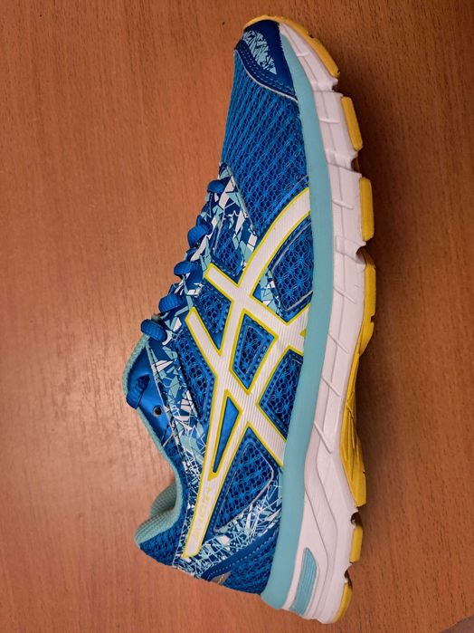 Кроссовки Asics  оригинал 40 размер стелька 26см