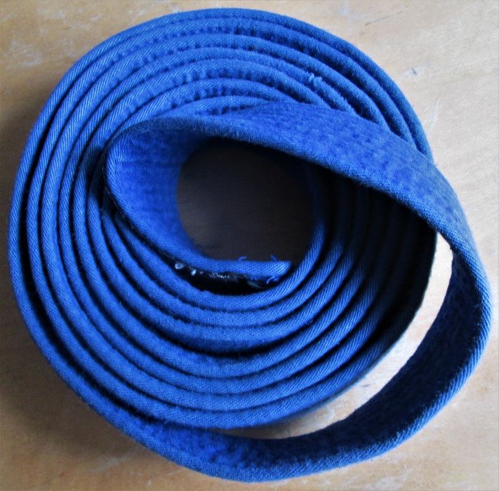 Karaté - cintos amarelo, laranja, azul de graduação para o quimono