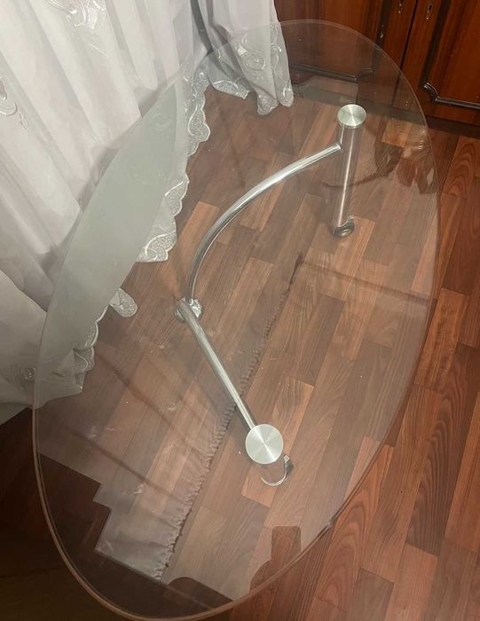 Журнальный стеклянный стол на колесиках