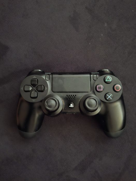 Playstation 4 + 4 jogos + 1 comando