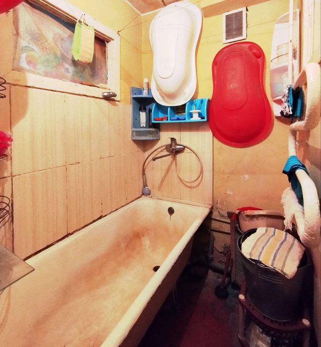 Продаж КІМНАТИ у комунальній кв-рі. вул.Кубанської України,буд.28.