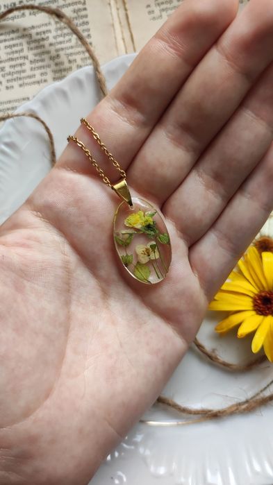 Wisiorek z polnym bratkiem, przetacznikiem i smagliczką