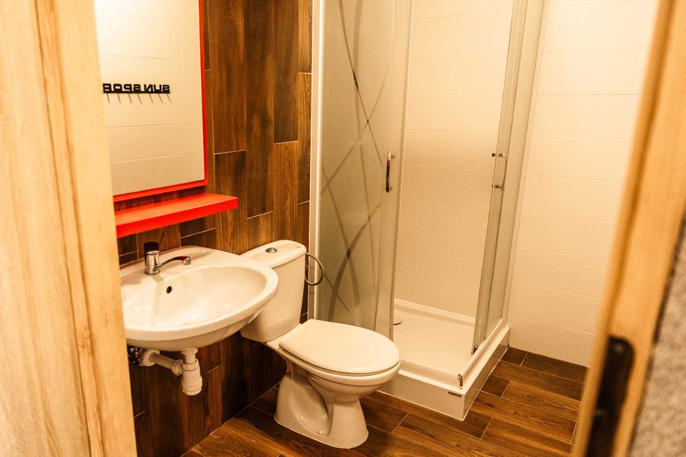 Domki w lesie nad jeziorem | Nocleg | Mrówki | Aktywna majówka 2026