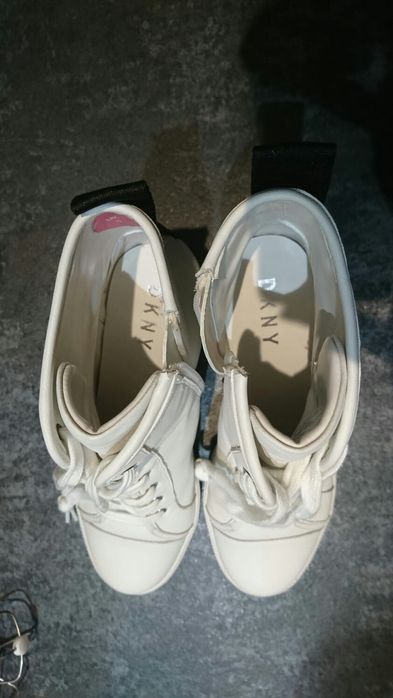 Buty sneakersy białe DKNY