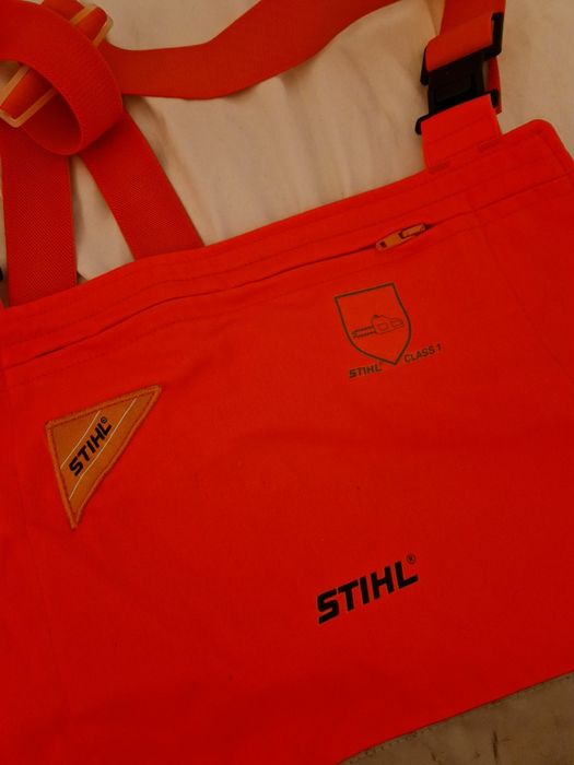 Spodnie ochronne do pracy pilarką łańcuchową marki STIHL