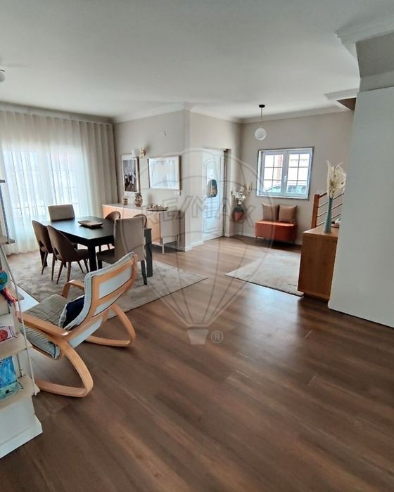 Vende-se Moradia Lourel