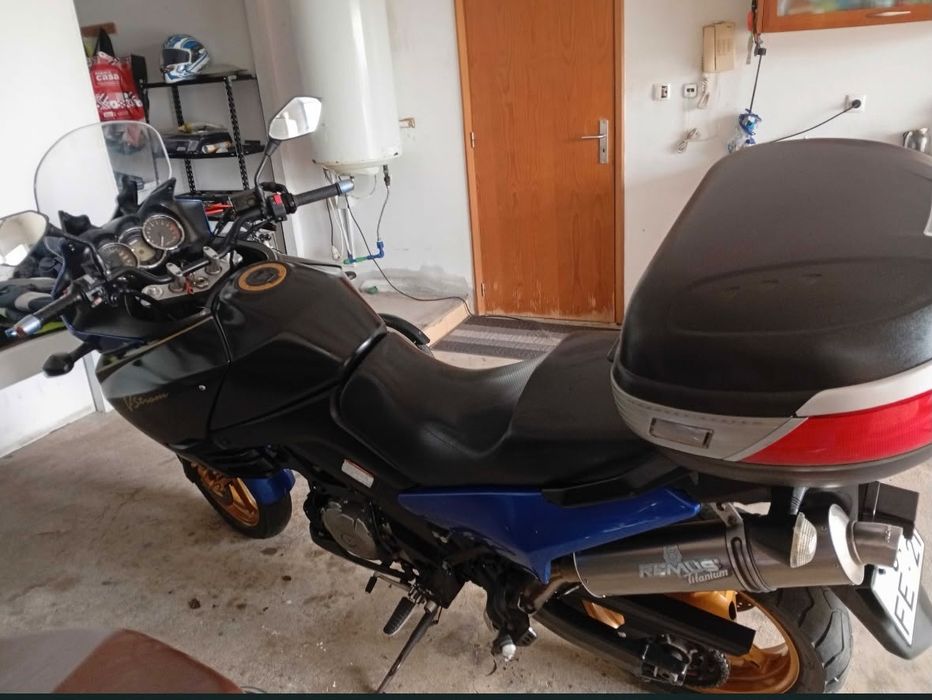 Suzuki V-Strom 1000 com 18000km.