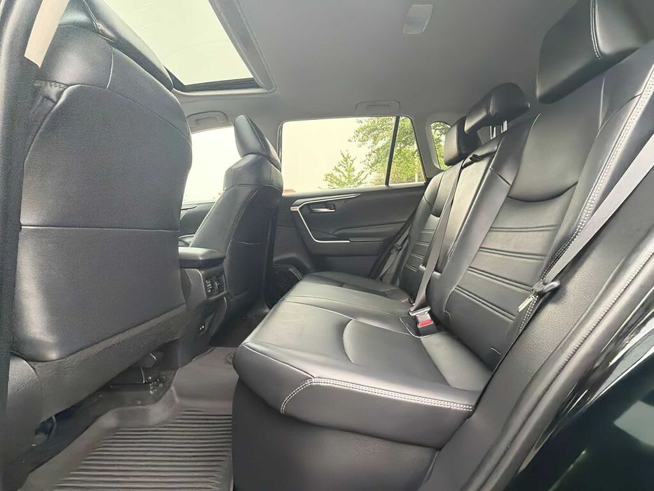 Toyota RAV4 Hybrid XLE Premium      2021