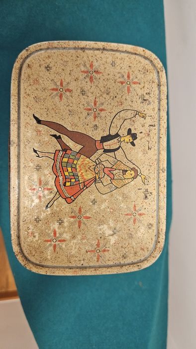 Lata Caramelos / Cromos Fábrica Águia  com motivos tradicionais