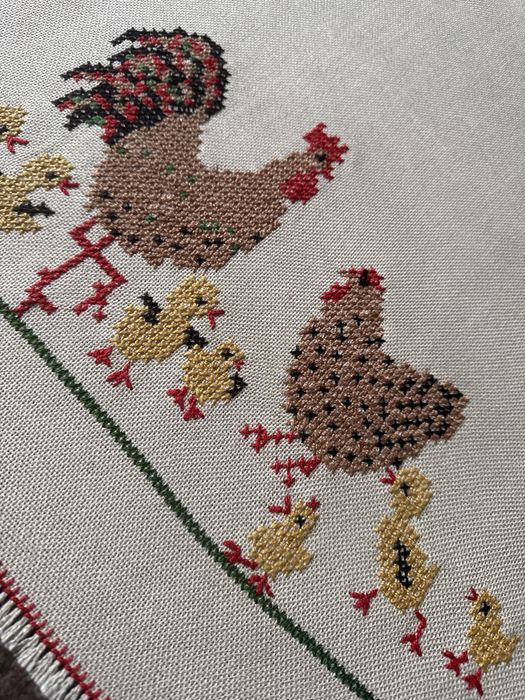 Obrus ręcznie haftowany koguty kurki do kolekcji