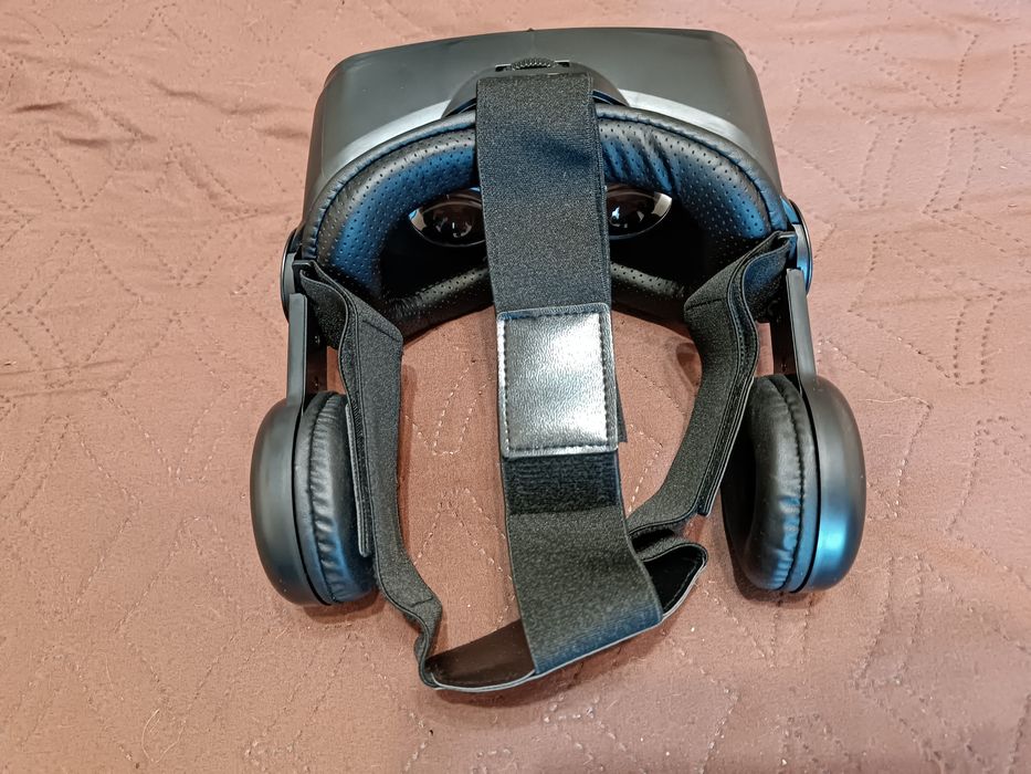 VR окуляри VRG під смартфон.