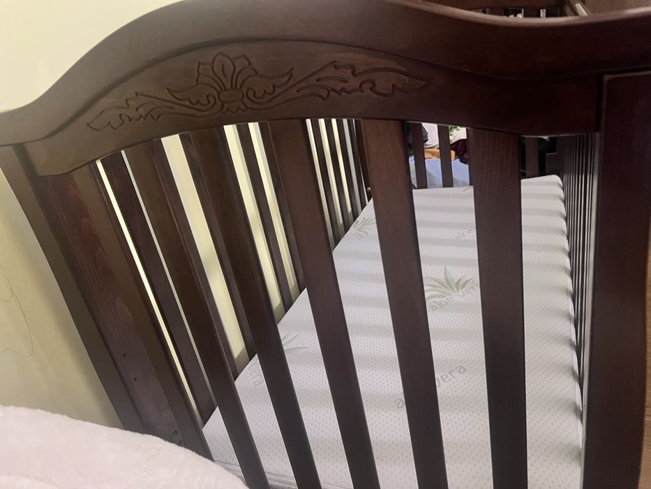 Дитяче ліжко Верес+комод верес+ матрац+ подушечки в ліжечки.