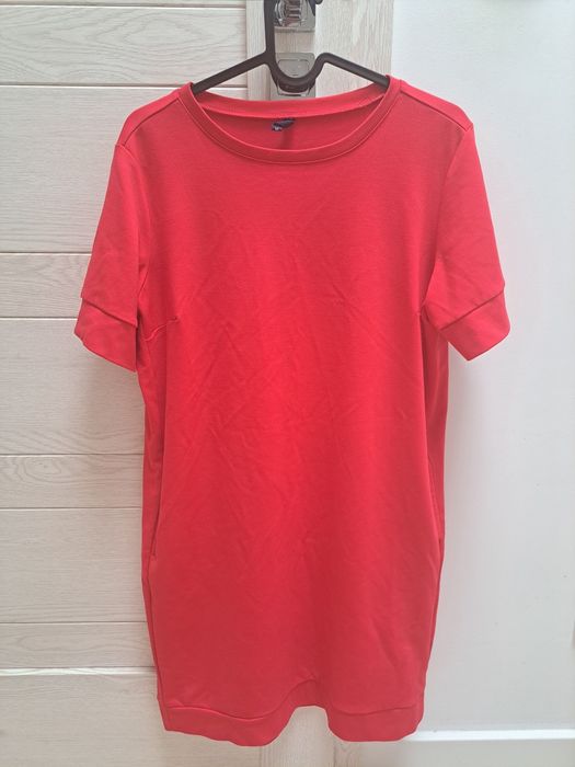 Czerwona dresowa sukienka z kieszeniami M