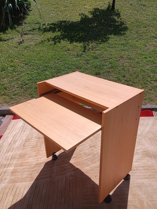 Secretaria em madeira com rodas e mesa extensível.
Medidas:78cm altura 
63 cm frente/42 fundo
66cm com mesa extensível