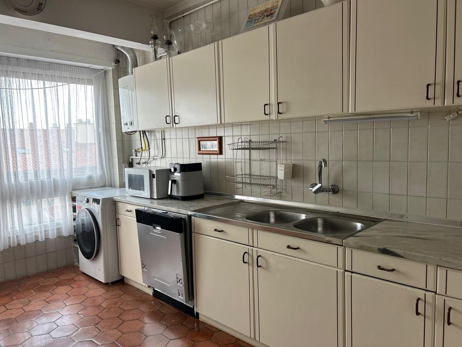 Cozinha branca com pedra marmore