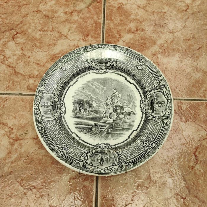 Pratos antigos da Real Fábrica de Sacavém