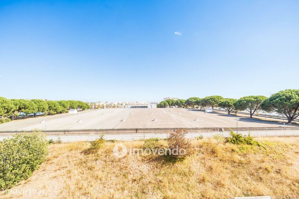 Apartamento T2 com boas áreas e muita luz natural, em Telheiras
