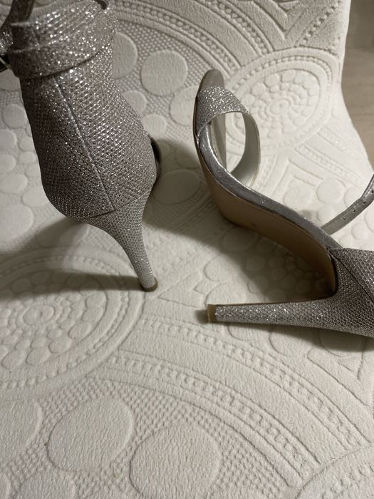 Sandaly na obcasie  srebrne