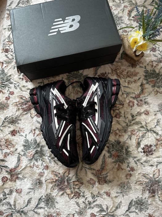 New Balance 1906 – czarne z bordowymi detalami