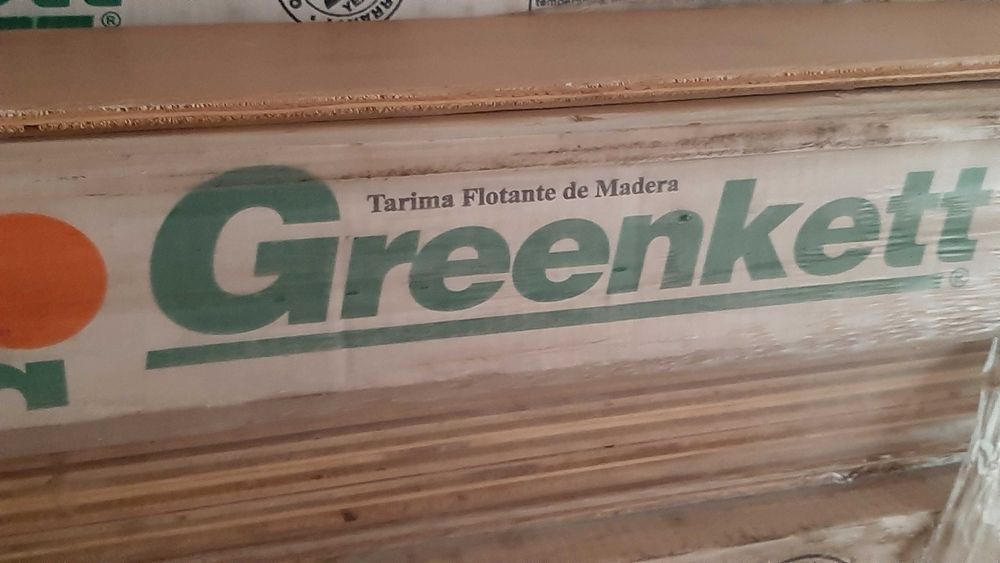 Chao madeira flutuante.