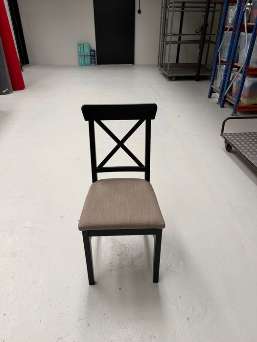 cadeiras pretas e beijes