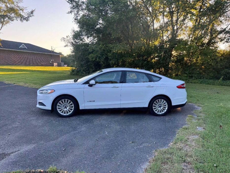 Ford Fusion Titanium Hybrid      2014