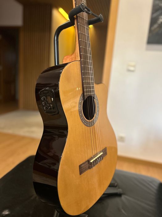 Guitarra ADMIRA SARA-EC T-38 em excelente estado ideal para iniciantes