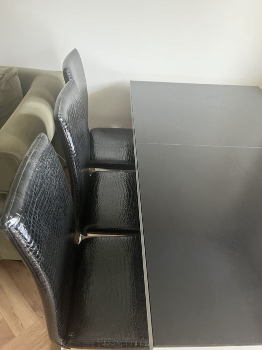 Stół  rozkładany i krzesła