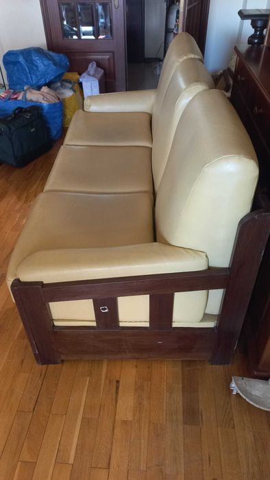 sofá 3 lugares com estrutura em madeira maciça