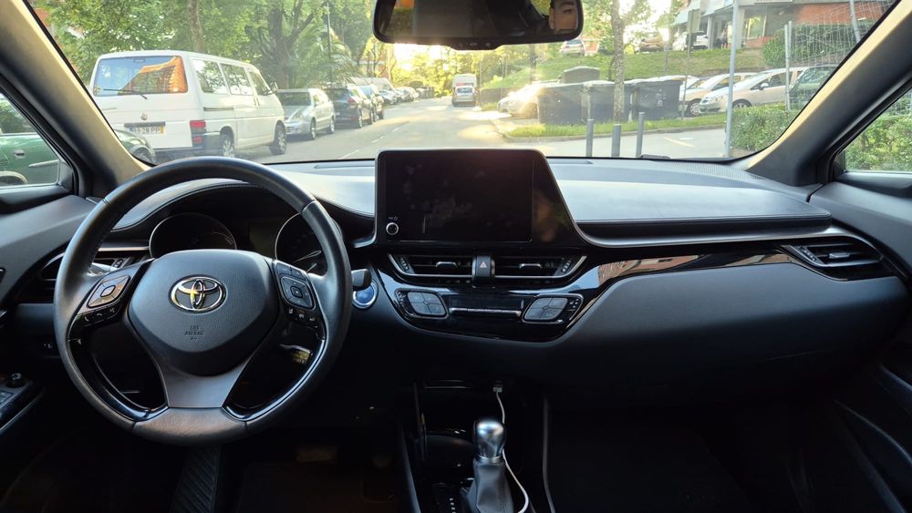 Toyota C-HR 1.8 Hybrid Square Collection Outubro 2023 | 33.000 km