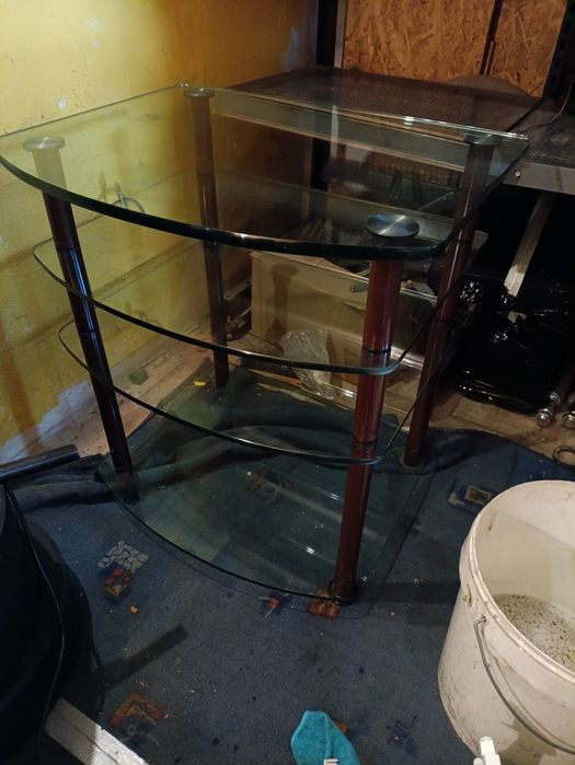 Szklany stolik pod telewizor