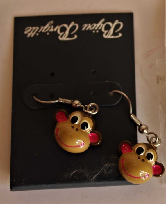 Brincos macaquinho, novos, na embalagem