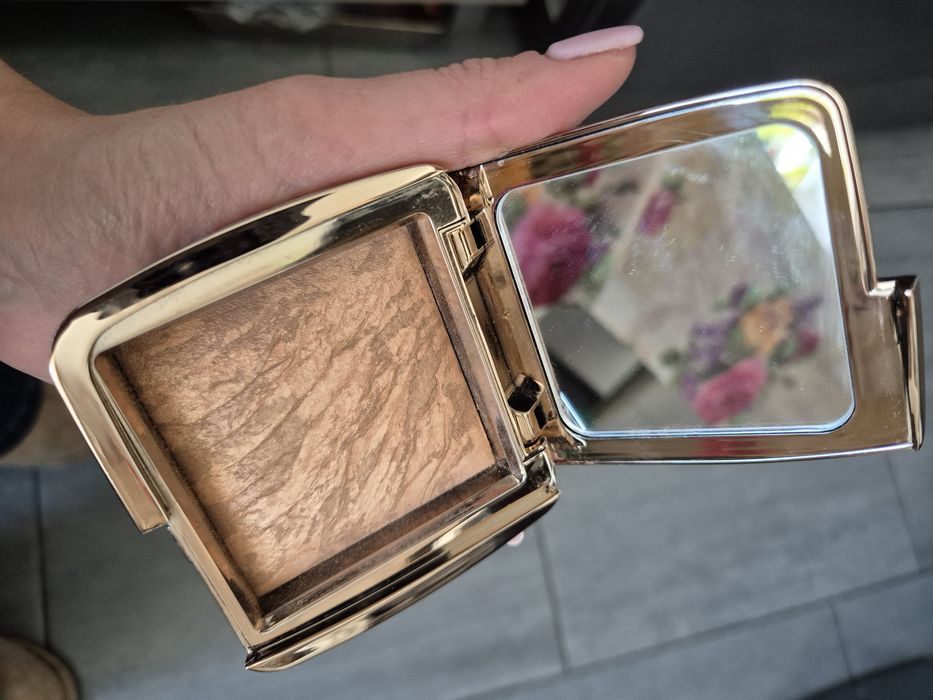 Hourglass bronzer Ambient Lightingr radiant bronze light

twarzy