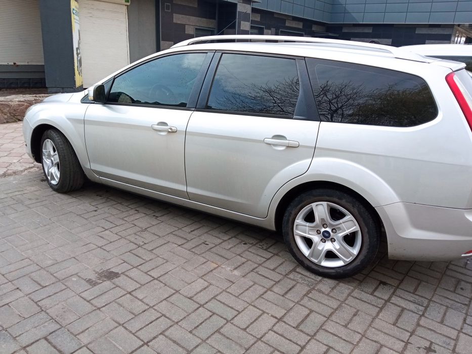 Форд фокус 2010рік  1.6 бензин 74кв