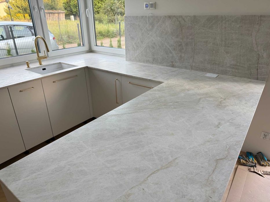 Blaty kamienne, kwarc naturalny, konglomerat, granit, spiek kwarcowy.