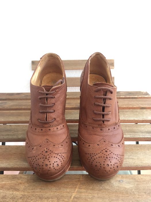 Botins em pele castanha