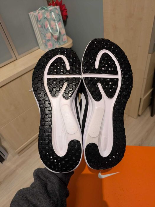Buty damskie Nike Revolution 8 r. 40