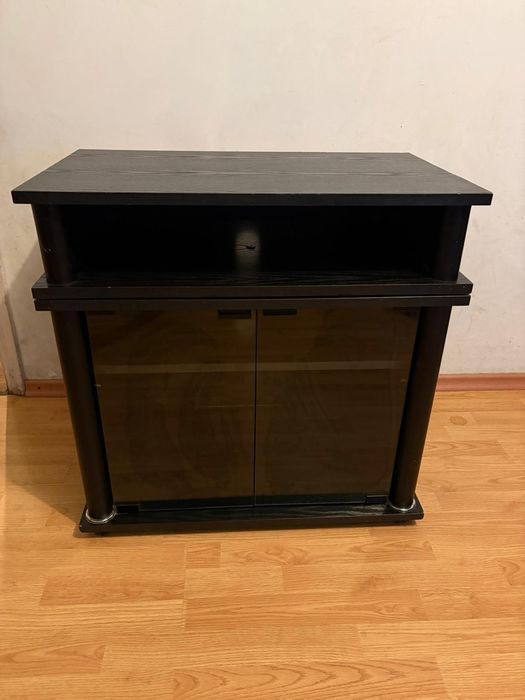 Szafka RTV z szklanymi drzwiami