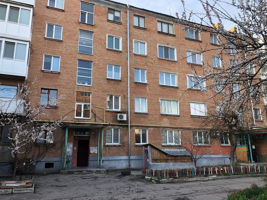 Продається простора трикімнатна квартира в центрі міста. Номер мобільного, Вайбер, WhatsApp +380985047181. 26000€