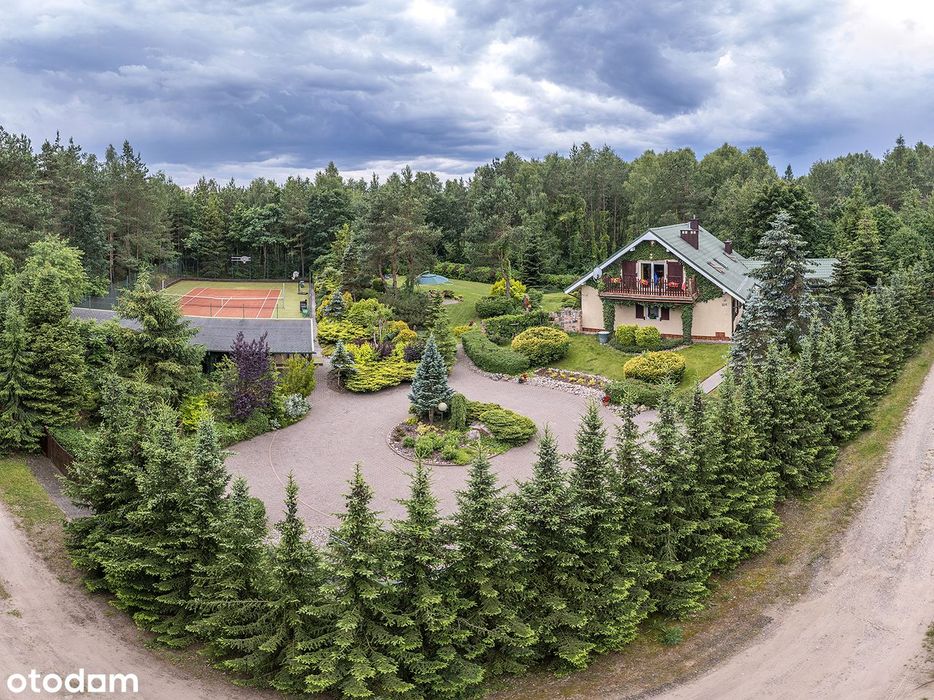 Dom w lesie przy jeziorze Gowidlińskim.