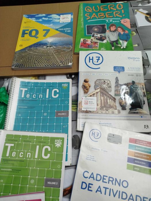 Livros 7.o ano TIC, H7, FQ e Moral