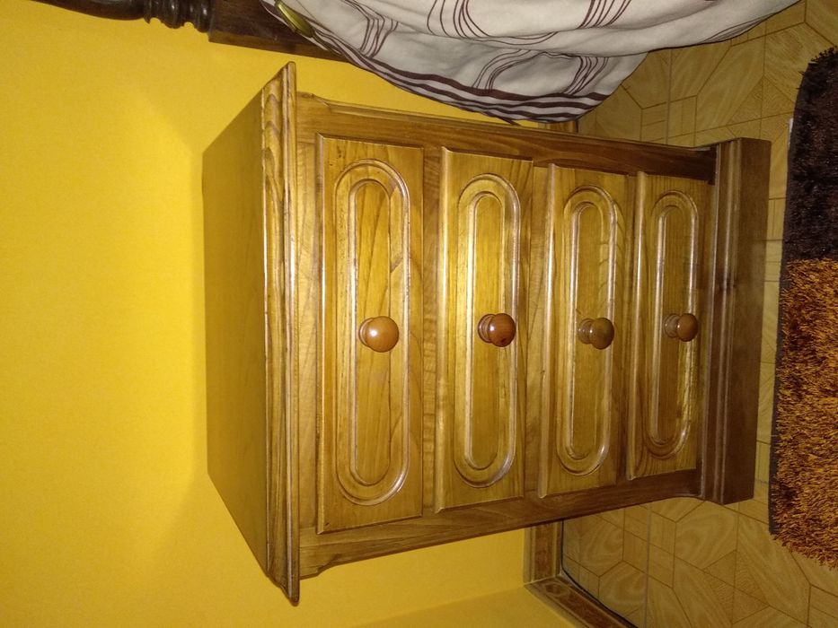 Mesinha de cabeceira em madeira