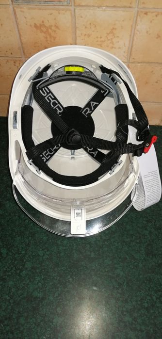 Kask ochronny SECRA-1 z przyłbicą.