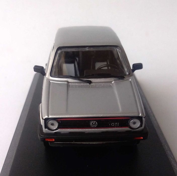 Volkswagen Golf I de 1974. Ver descrição