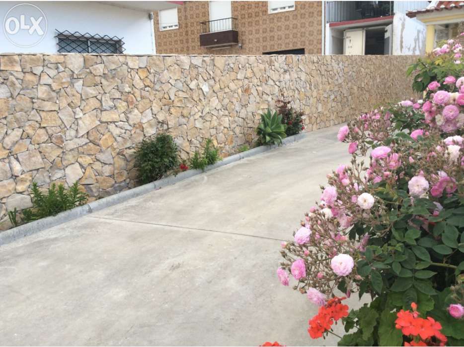 Pedra amarela mistura serrada trás