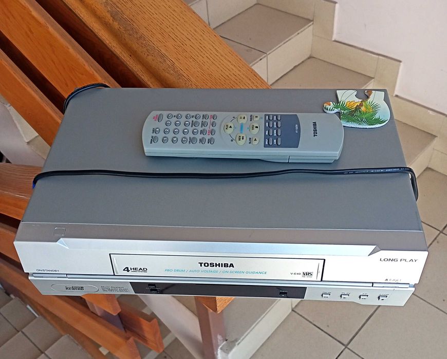 Видеомагнитофон Toshiba V-E40.